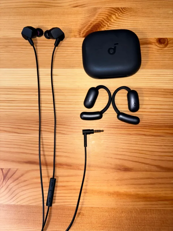Soundcore AeroFit 2とfinal VR3000 for Gamingを並べた比較写真