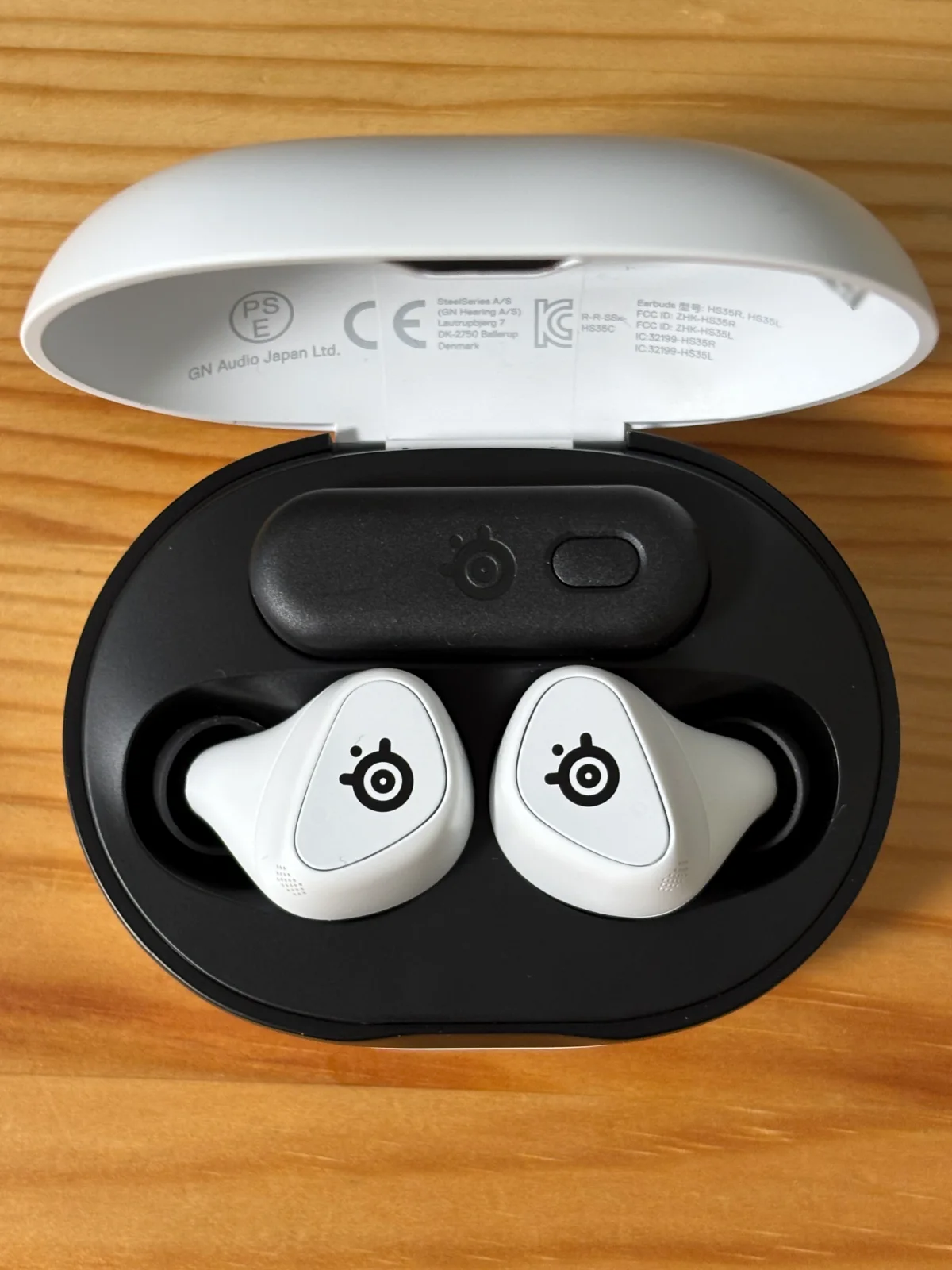 SteelSeries Arctis GameBudsの充電ケースを開きイヤホンとUSB-Cドングルを収納した状態