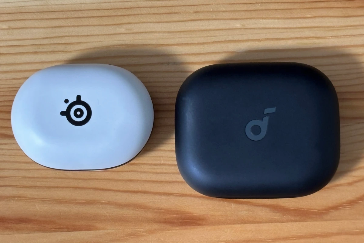 Arctis GameBudsとsoundcore AeroFit 2の充電ケースを閉じた状態でサイズ比較