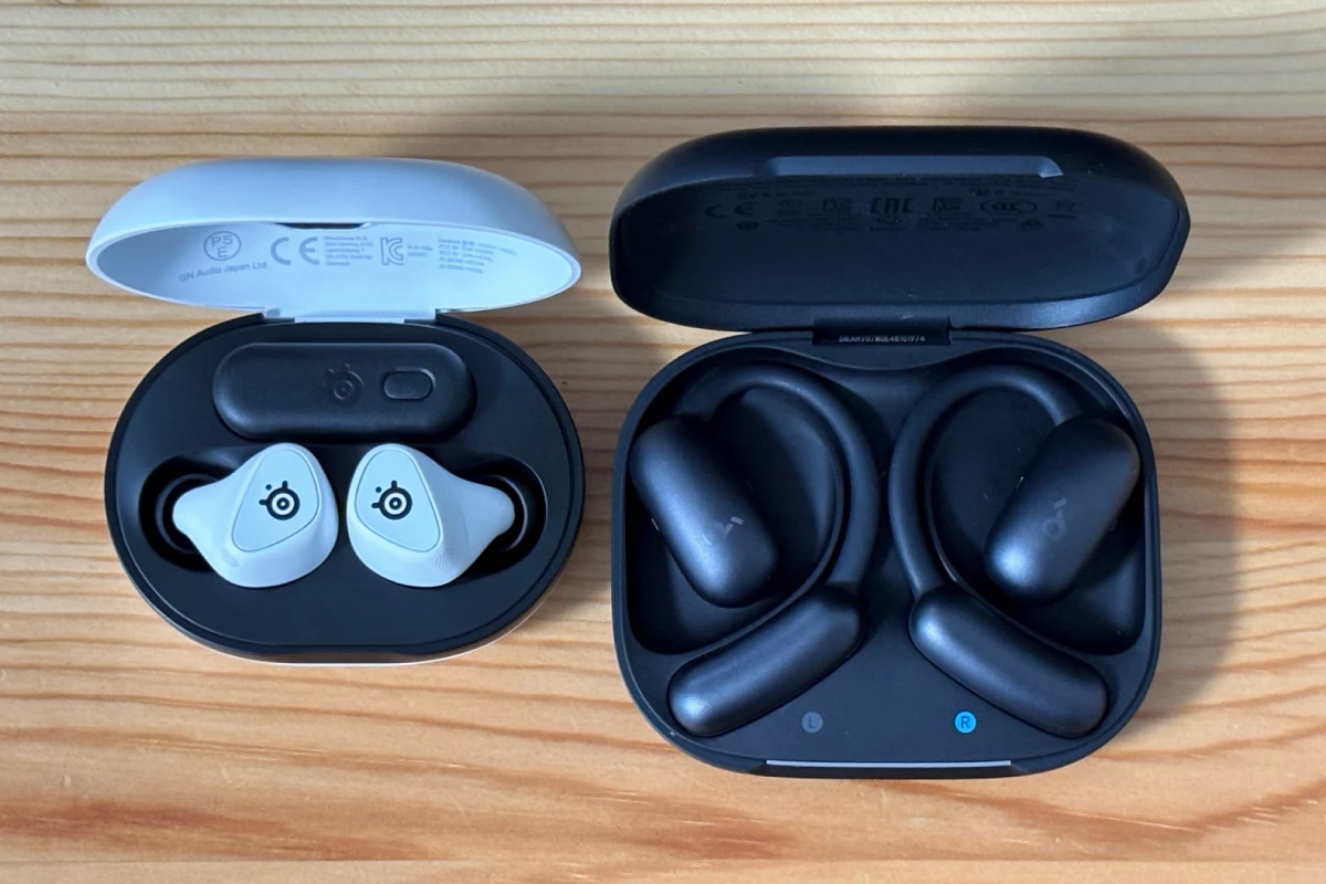 Arctis GameBudsとsoundcore AeroFit 2を開いた状態でイヤホンとケースを比較