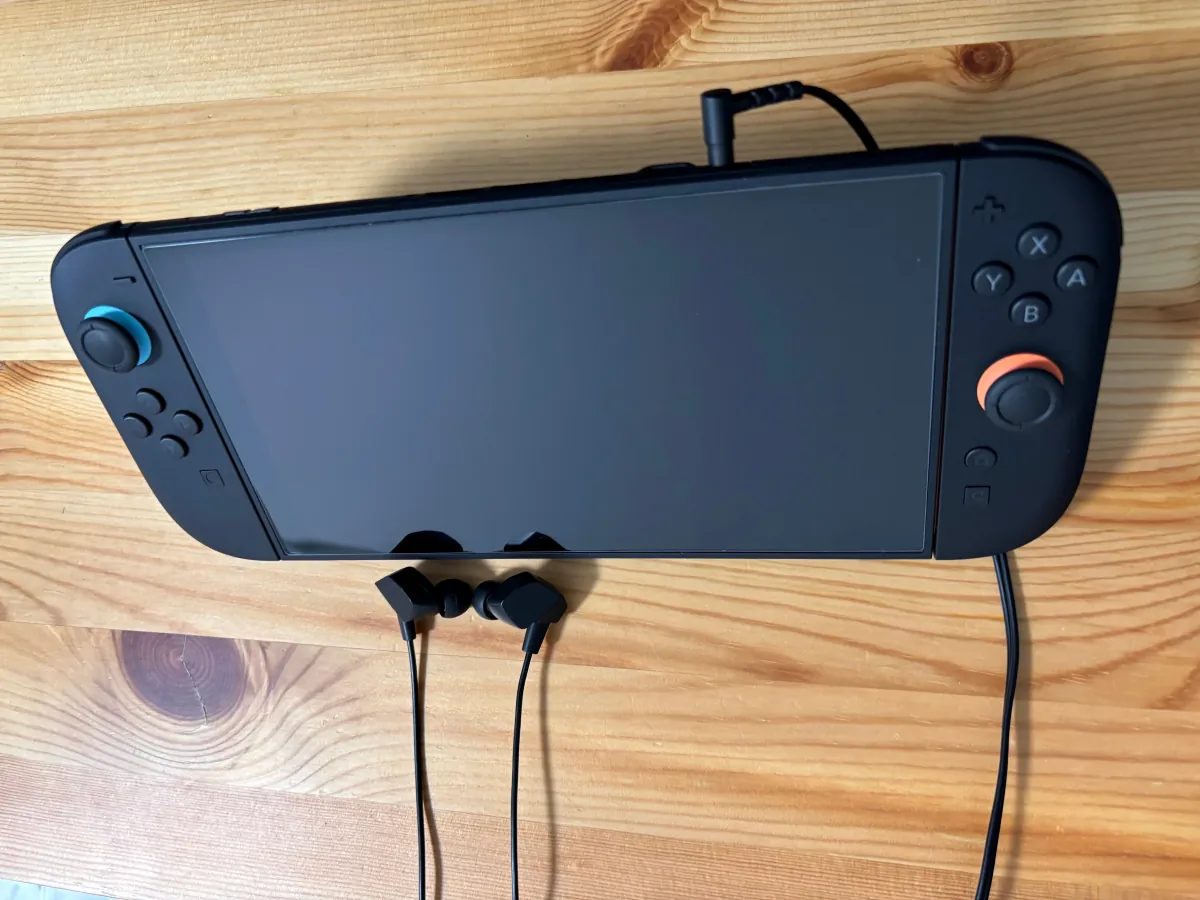 final VR3000をSwitch 2本体上部のヘッドホンマイク端子へ接続した様子