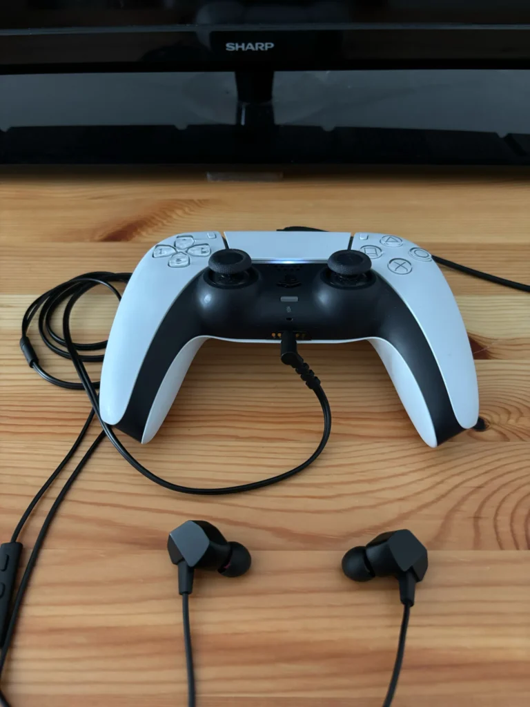 PS5コントローラーに接続した有線イヤホンマイク